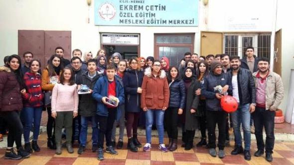 �niversite �?rencileri engelli �ocuklar? ziyaret etti