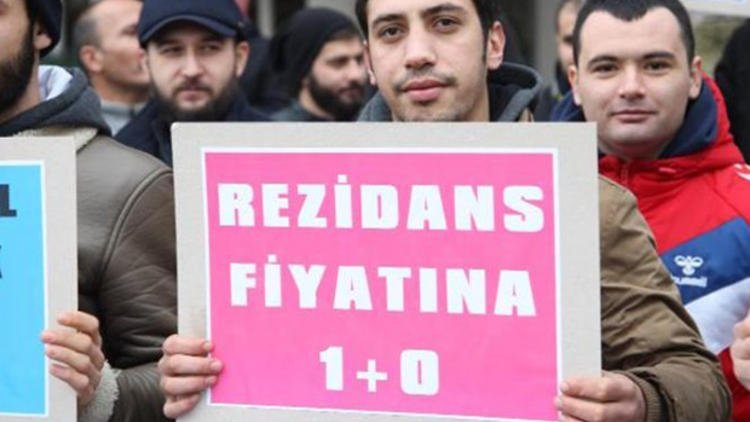 �niversite �?rencileri y�ksek kira fiyatlar?na kar?? sokakta