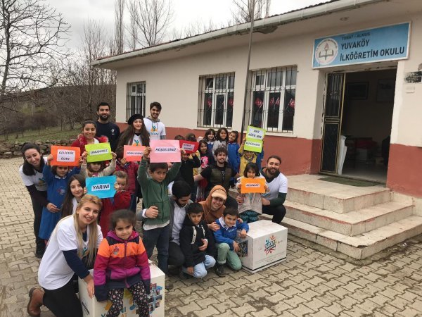 �niversite �?rencileri k�y okulunu yeniledi