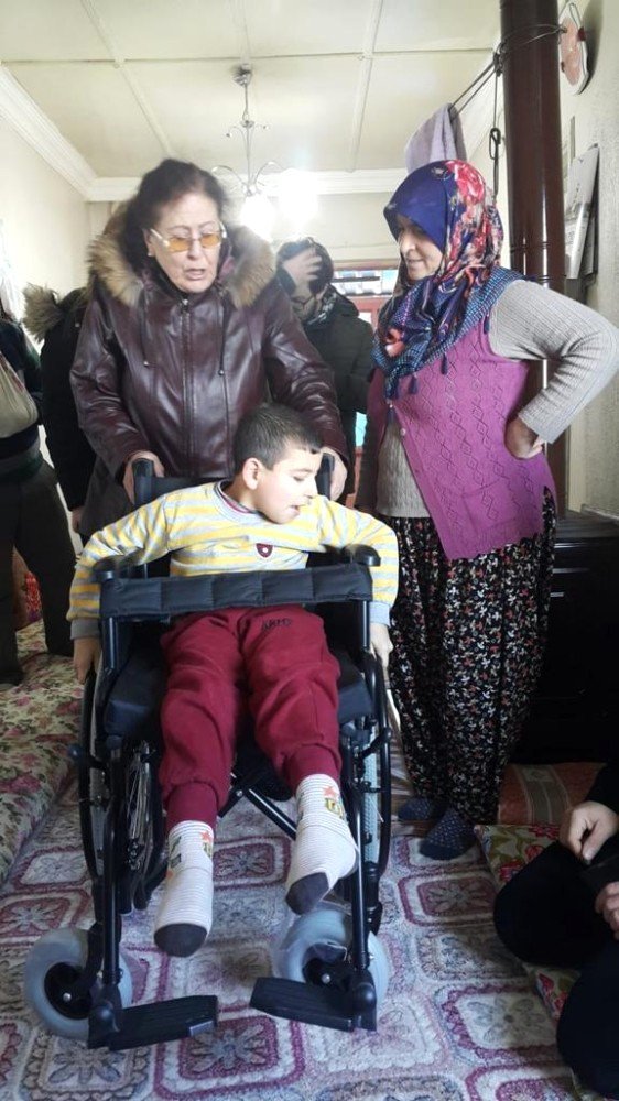 Üniversite Ö?rencileri, Gündeli?e Gidip ?hsan Kemal'e Tekerlekli Sandalye Ald?