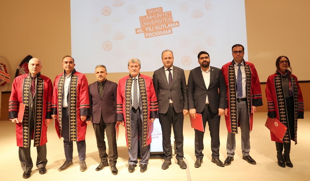 Cumhuriyet �niversitesinin Kurulu? Y?l D�n�m� Co?kuyla Kutland?