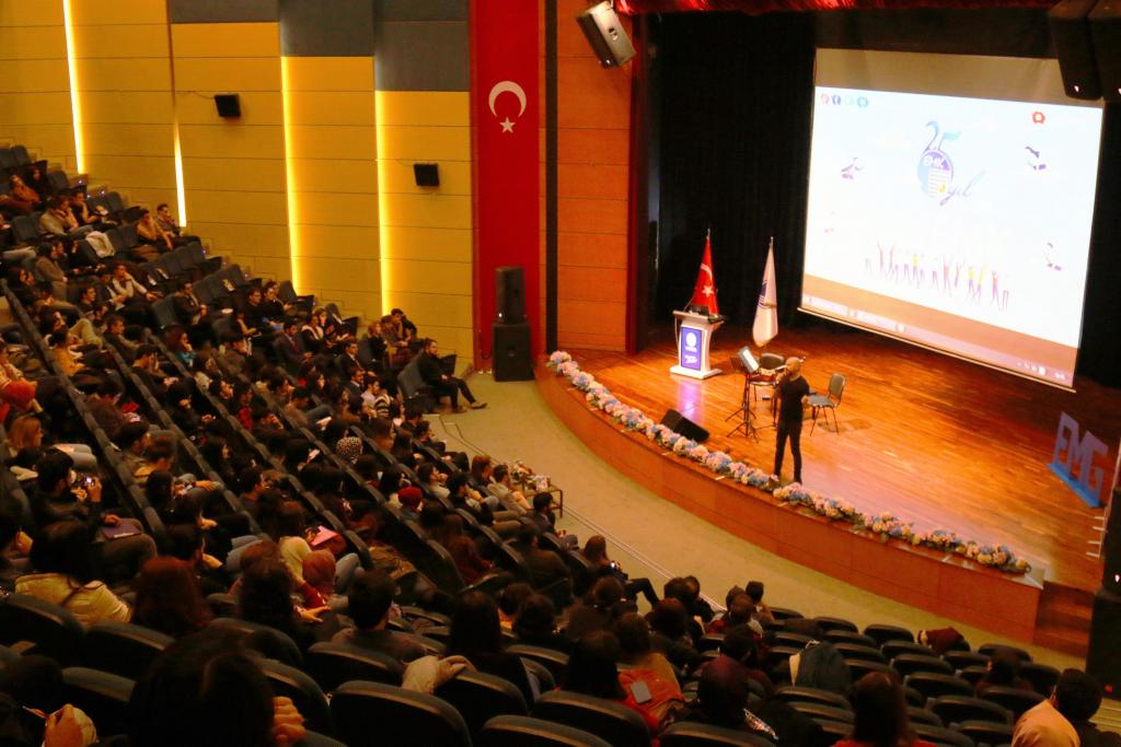 Y�ksek Sadakat�?n eski solisti m�zisyen Cemil Demirbakan Sakarya �niversitesine konuk oldu.