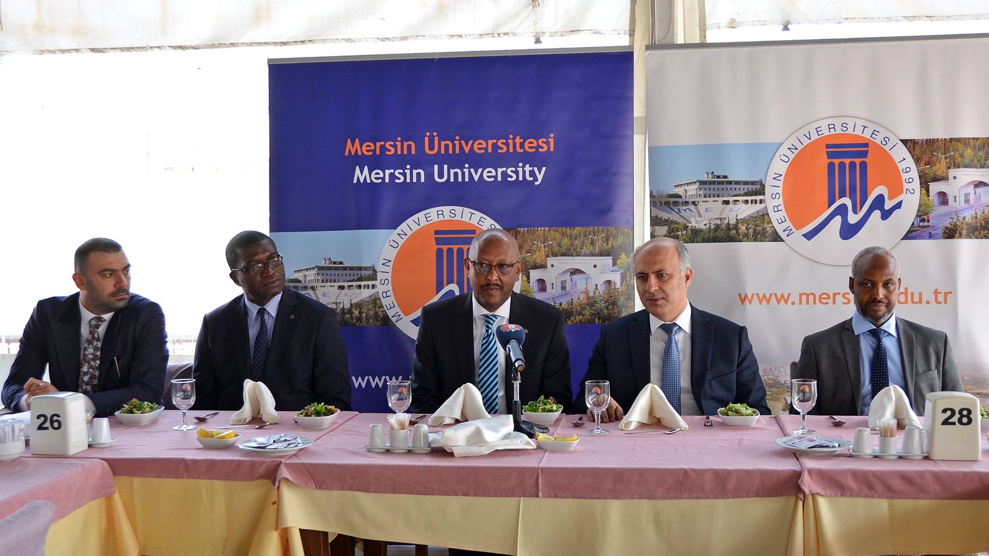 Mersin �niversitesi Rekt�r� Afrikal? Yetkililer ve �?rencilerle Bulu?tu