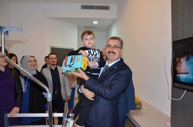 Rekt�r �niversite Hastanesindeki �ocuklar? Ziyaret Etti