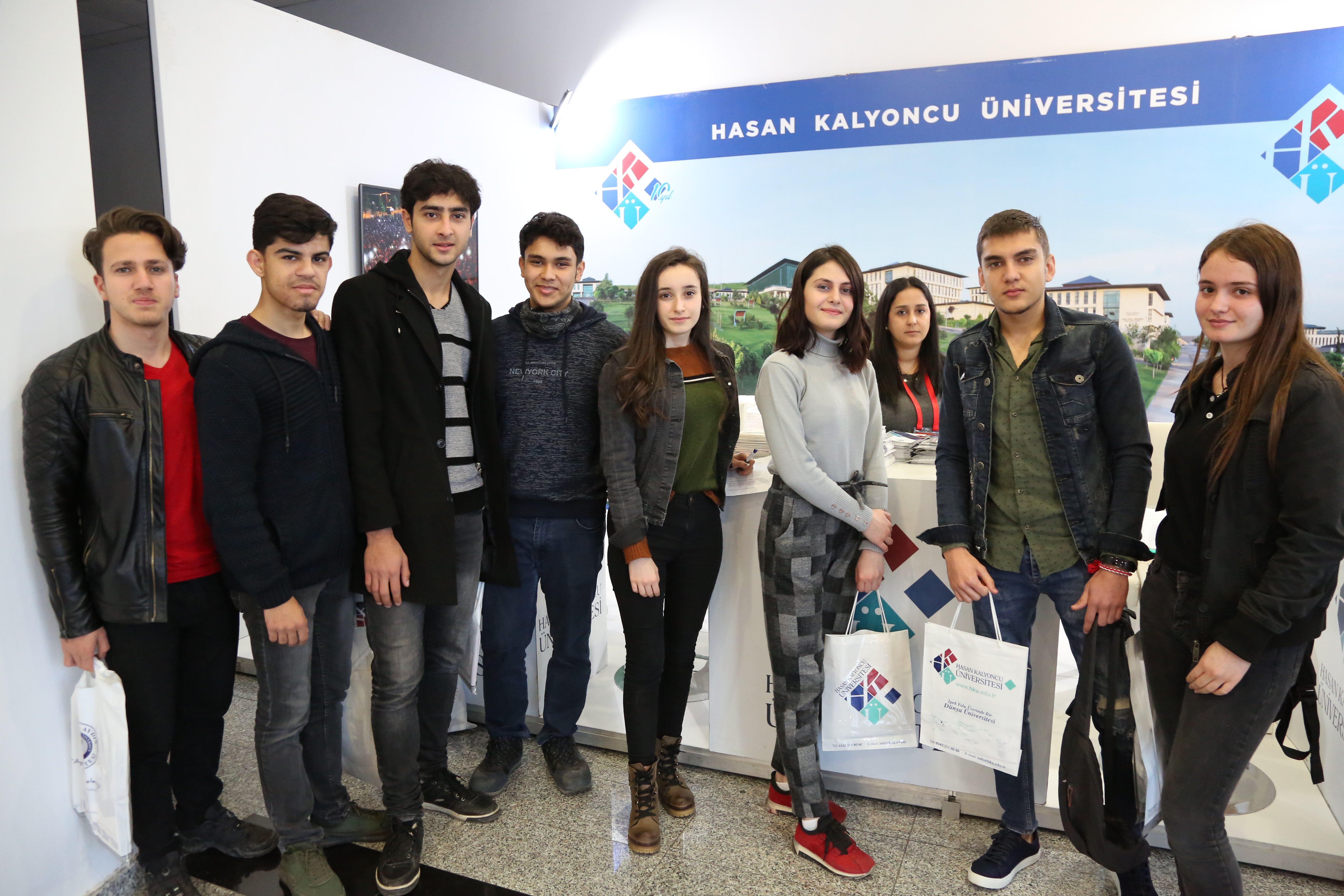 HK� T�rkiye'nin D�rt Bir Yan?nda �niversite Adaylar? ile Bulu?tu