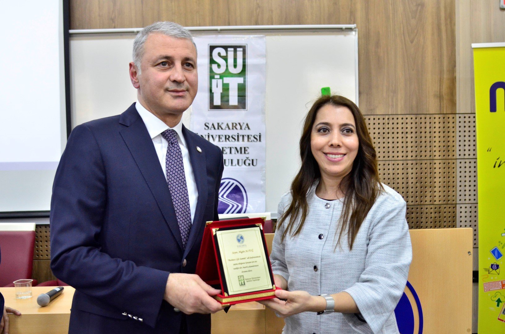 Sakarya �niversitesinde (?? Ya?am? Zirvesi, Ekonomik Konu?malar)� isimli konferans d�zenlendi