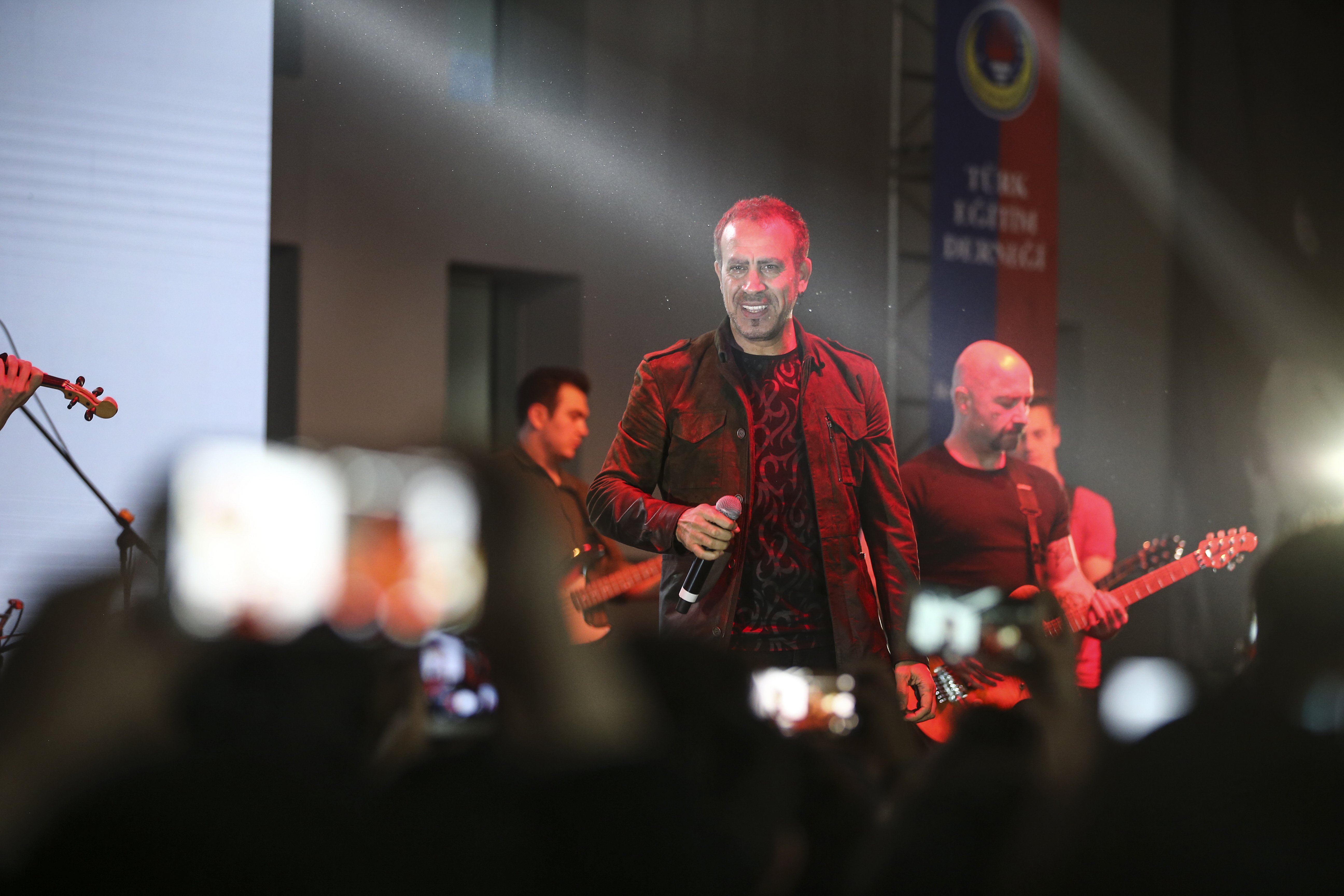 Haluk Levent Burslu �?renciler ?�in Sahneye �?kt?