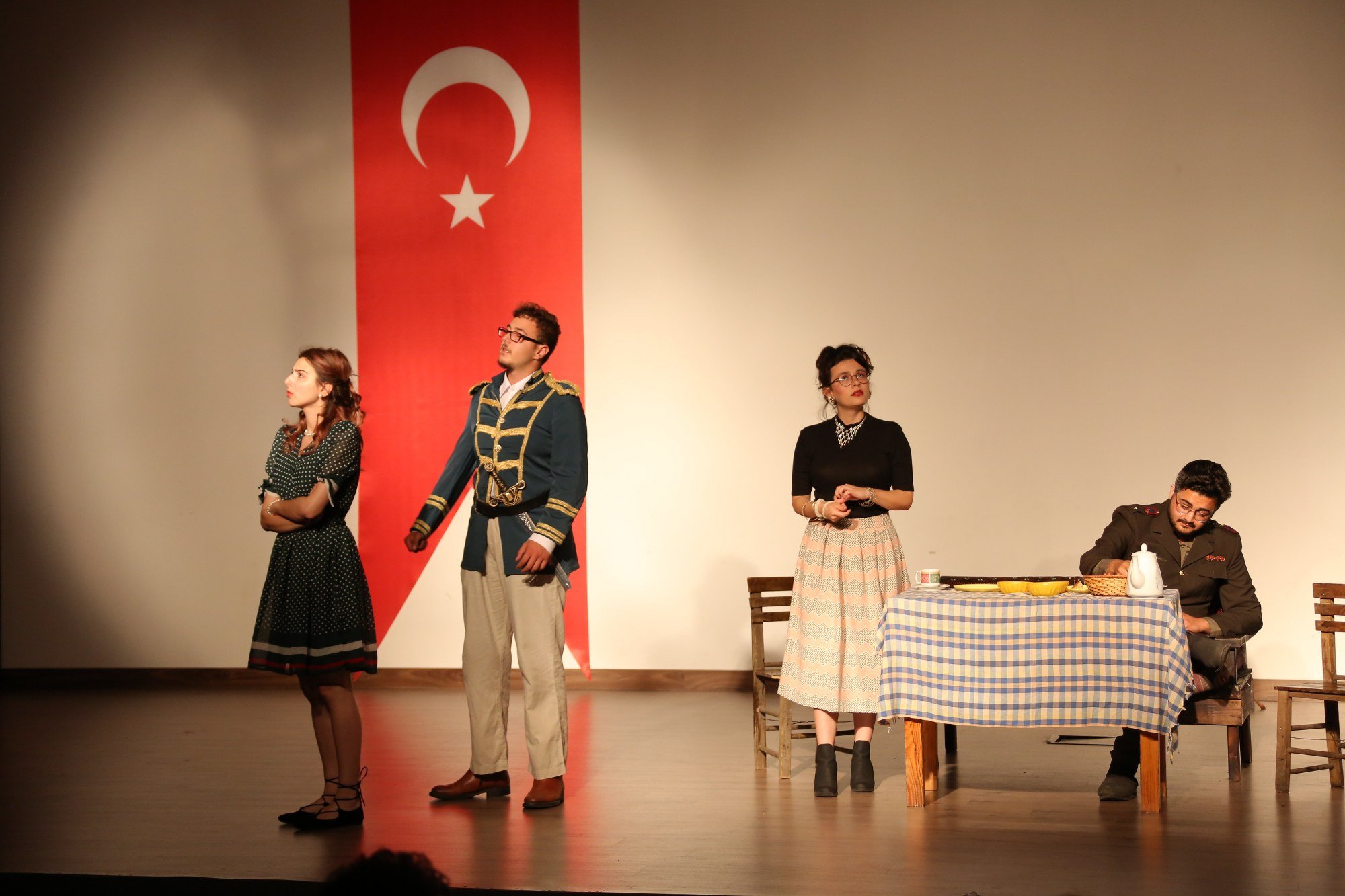 ?ngilizce �?retmen Adaylar?ndan Ba?ar?l? Tiyatro Performans?