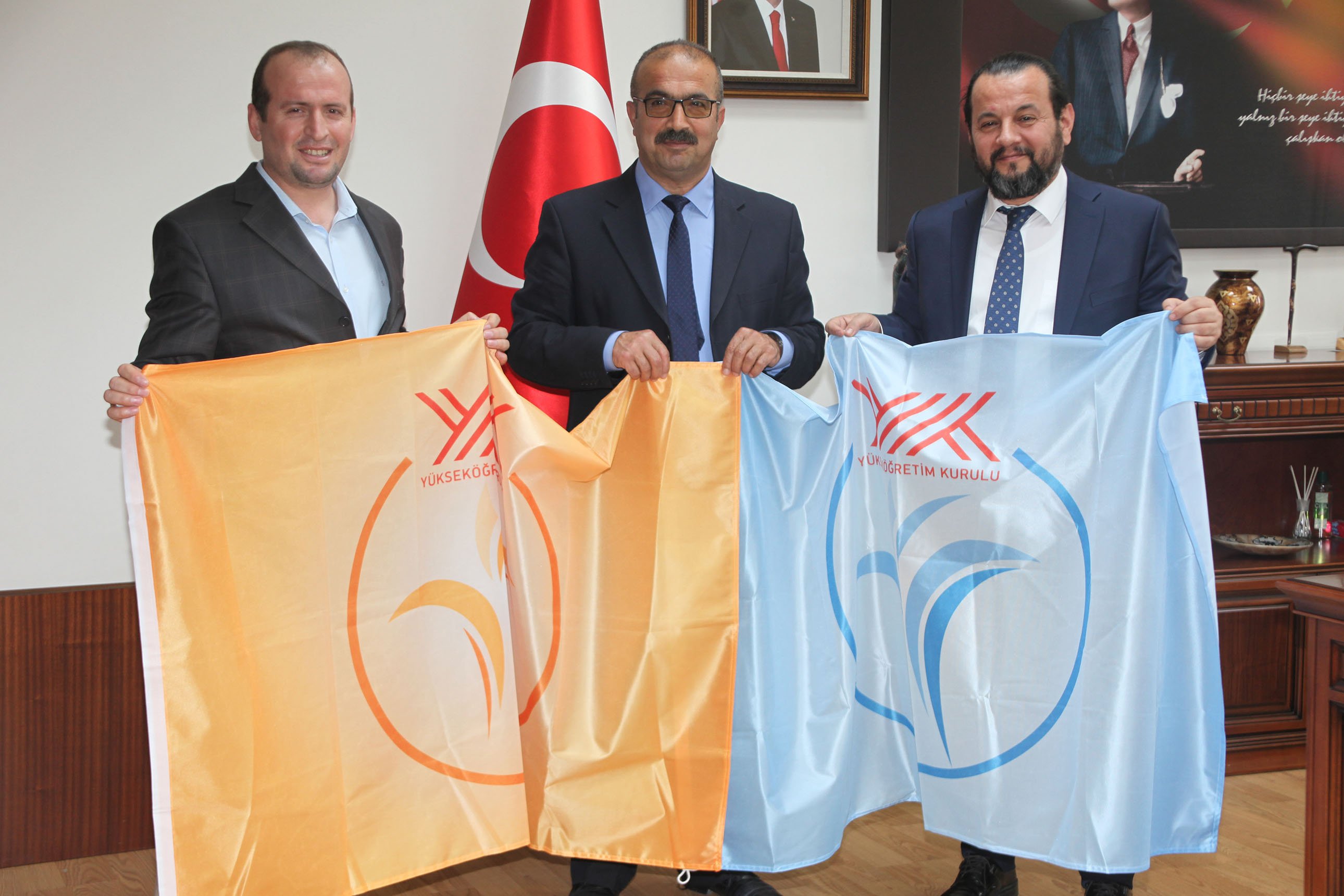Mavi Ve Turuncu Bayraklar ?slami ?limler Fak�ltesine Teslim Edildi