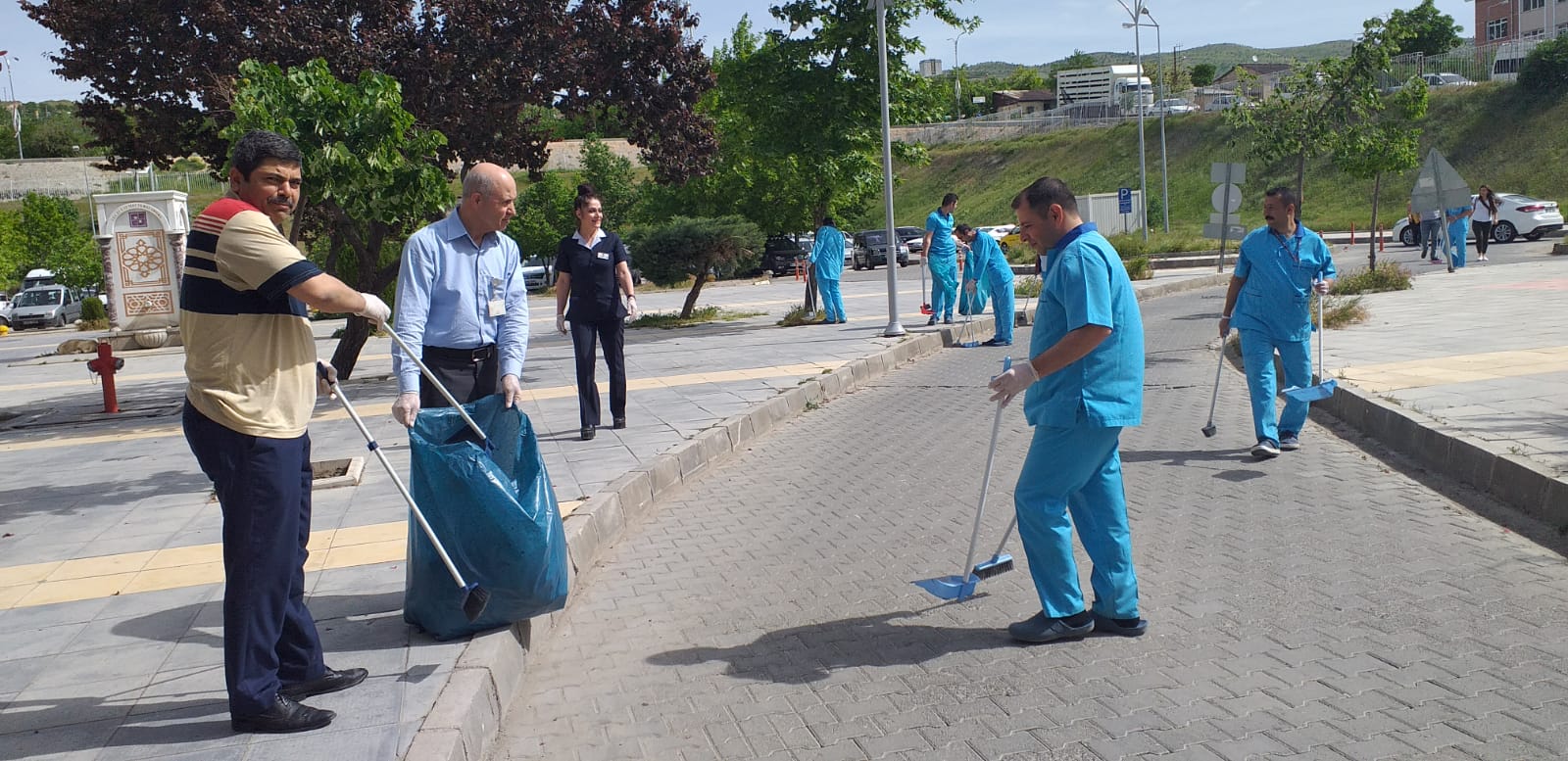 F?rat �niversitesi Hastanesi �al??anlar? Hastane Bah�esindeki ��pleri Toplad?