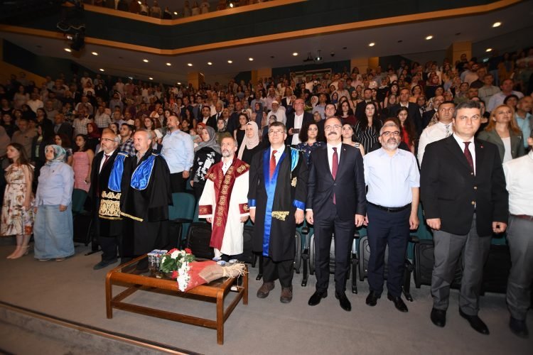 T?p Fak�ltesi Mezunlar?n? Verdi