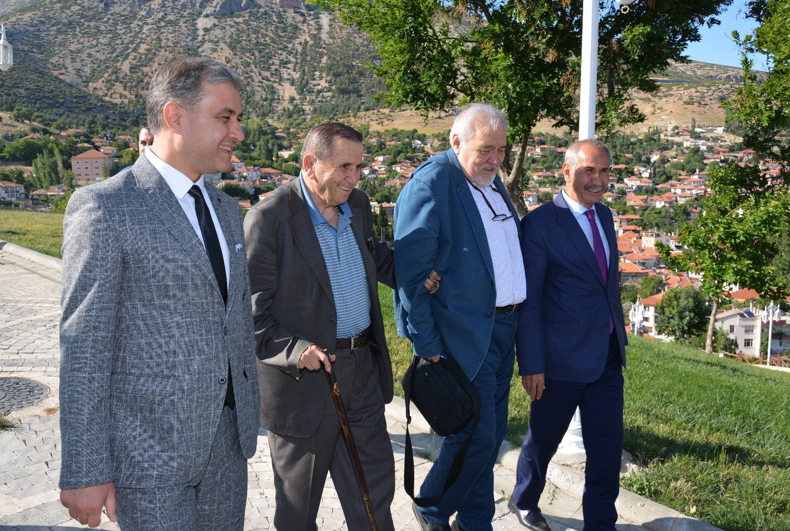 Prof. Dr. ?lber Ortayl?: �Elmal?�da Dikili A?ac?n?z Olsun�