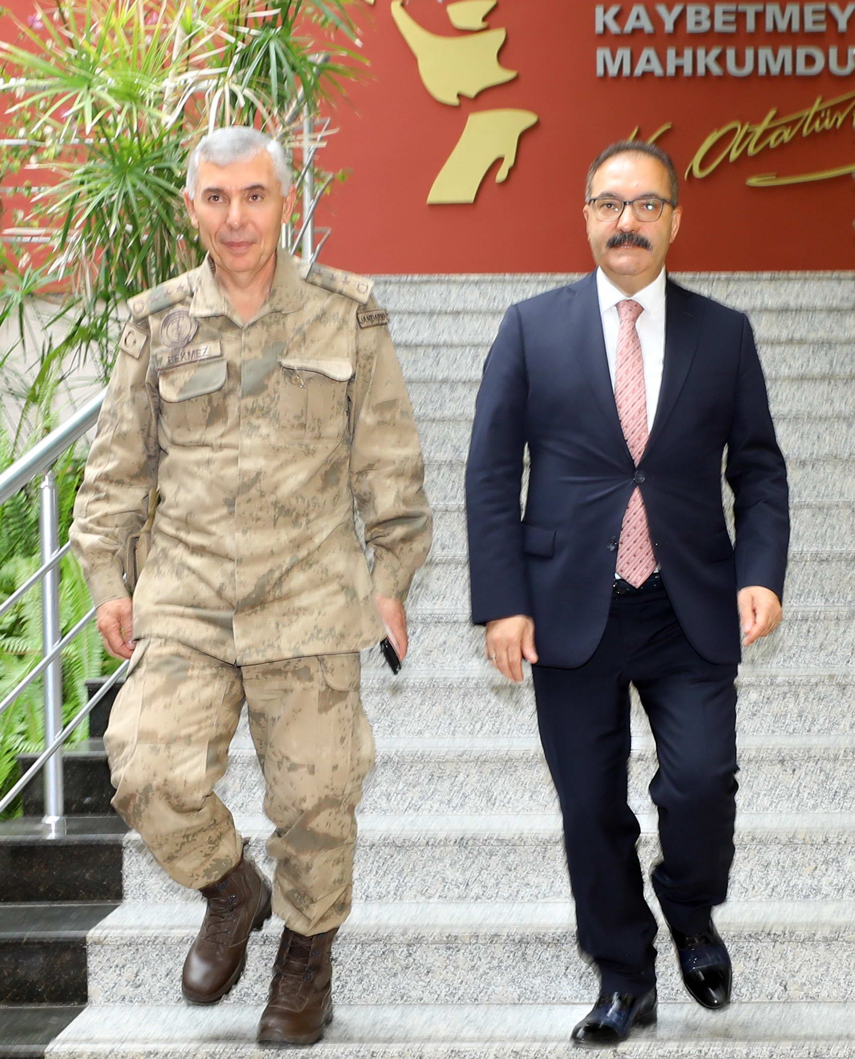 Jandarma Alay Komutan? Bekmez�den Rekt�r G�r�e ziyaret