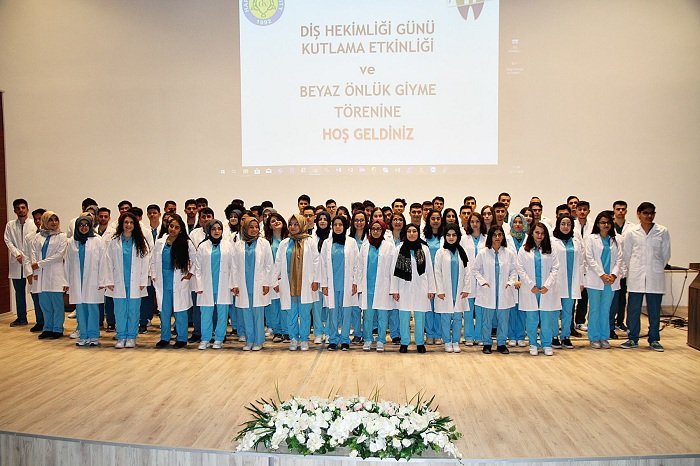 HR� Di? Hekimli?i �?rencilerine Beyaz �nl�k Giyme T�reni Ger�ekle?tirildi