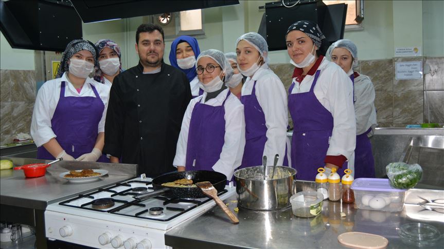 Fabrika Gibi �al??an Lisenin �?rencileri Hem �?reniyor Hem Kazan?yor