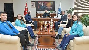 KM� Basketbol Ve Voleybol Tak?mlar?ndan ?ki Kupa