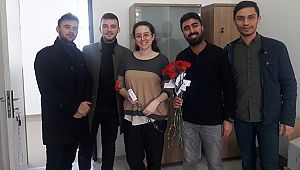 Kad?nlar G�n�nde Karanfil Da??tt?lar
